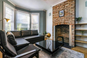 Entire Large House, Sleeps 10 people with 4 bedrooms, Parking Space and Very Close to City Centre